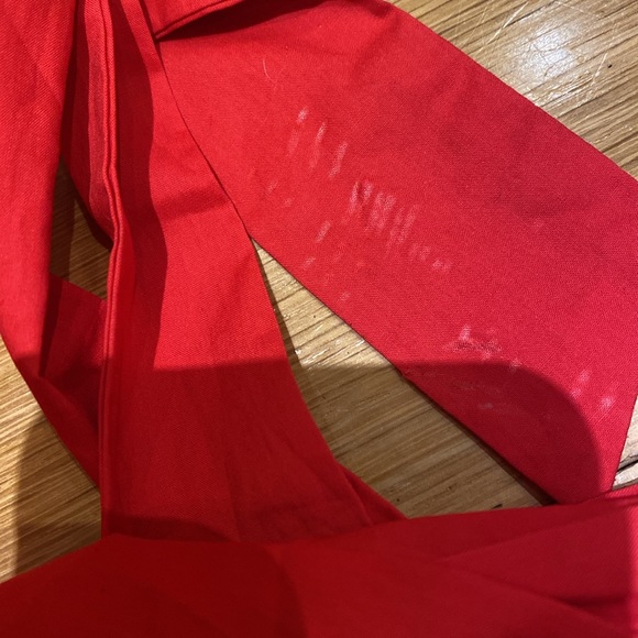 Hers&mine Woman’s red top with buff sleeves and tied sides - Picture 9 of 9